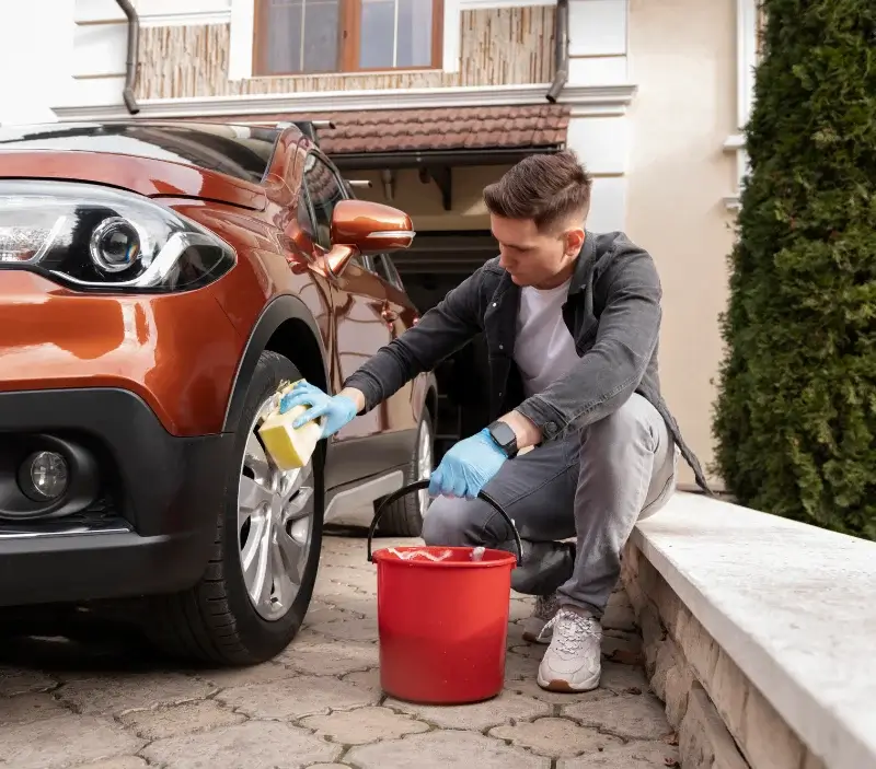 Lavage auto à domicile Bréziers : professionnel intervenant sur un véhicule